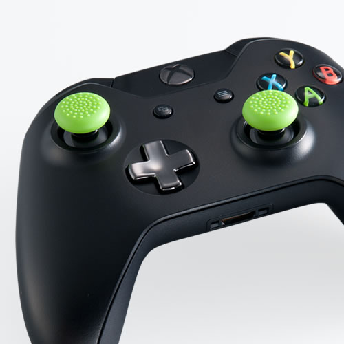 CYBER・アナログスティックカバー（Xbox One用）グリーンをコントローラーに装着