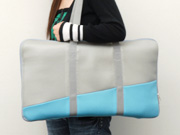 シンプルで持ち運びも可能な専用バッグ