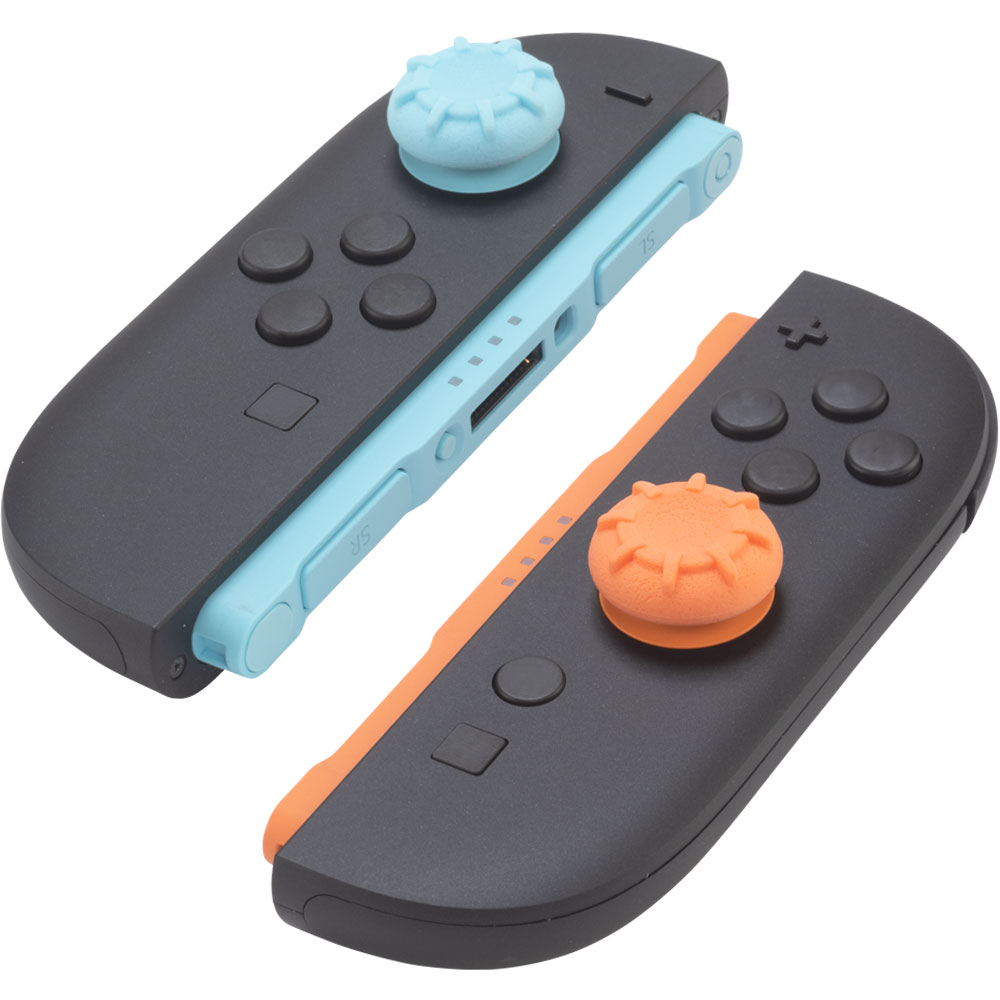 CYBER・アナログスティックカバー High Grade（Switch2 Joy-Con2用）ライトブルー、ライトレッドを装着