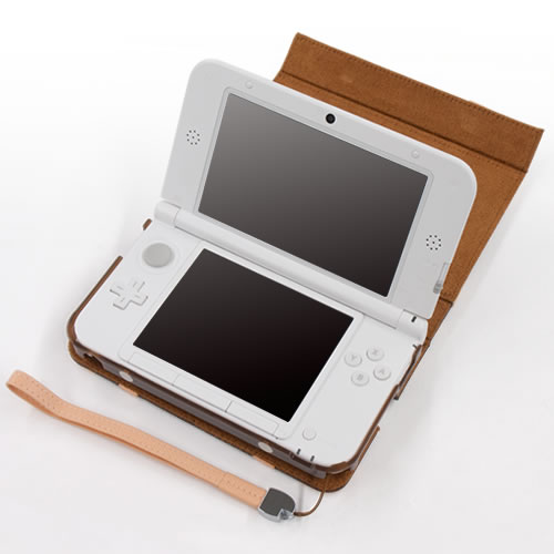 CYBER・トランクケース（3DS LL用）〈チョコレートブラウン〉を3DS LLホワイトに装着。