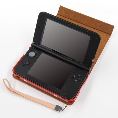 CYBER・トランクケース（3DS LL用）〈ダリアレッド〉を3DS LLレッド×ブラックに装着。