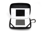 本体をケースにしっかり固定できるセーフティバンド。