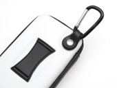 ベルトループとカラビナで持ち運び方は自由自在。