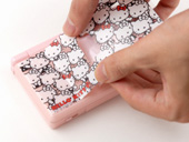 剥がすときに糊残りのしないアクリル系の粘着剤を使用し、安心して貼り付け、取り剥がしができます。