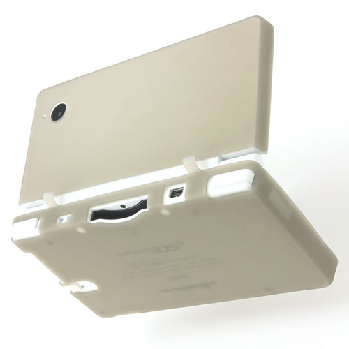 外側カメラ部にも対応、ケーブルやイヤホンなど未装着時と同様に使用可能