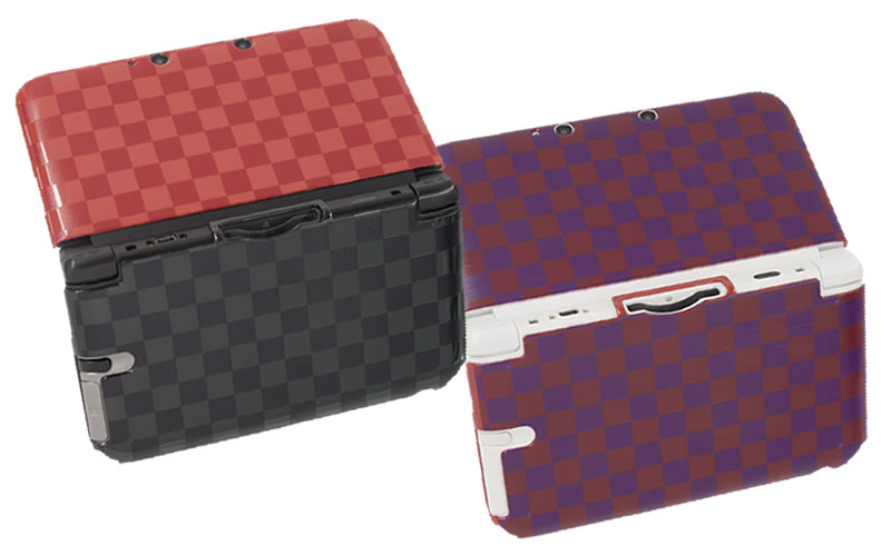 3DS LL本体に装着　CYBER・DESIGN COVER 和柄（3DS LL用）市松 赤／市松 紫