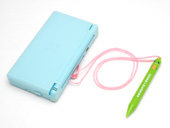 DSやDS Lite本体などに取り付けできるストラップ付きです