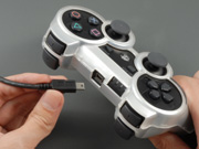 カバーを外さずに充電も可能。