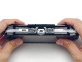 シールドをPSP本体背面に回りこませればグリップとしても使用可能に！