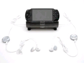 2系統あるステレオミニジャックを使用すれば、PSPをさらに活用することだって可能です。