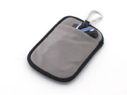 裏側には便利なマルチフリーポケット搭載