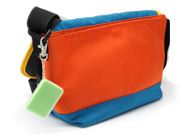 携帯に便利なキーチェーン付き