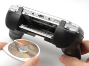 グリップを装着したままUMD交換可能。