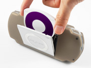 装着したままUMDの交換が可能