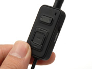 手元でPSPの操作＆マイク入力が可能に！　サイドにホールドスイッチを設置。