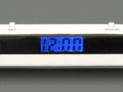 時刻確認に便利なデジタル時計内蔵！