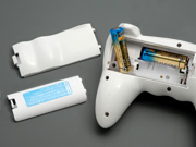 グリップを装着したまま電池交換可能。